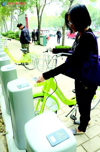 市民在站點(diǎn)刷卡取車(chē)。記者 殷夢(mèng)