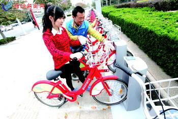 工作人員指導(dǎo)市民取車(chē)。記者 張馳