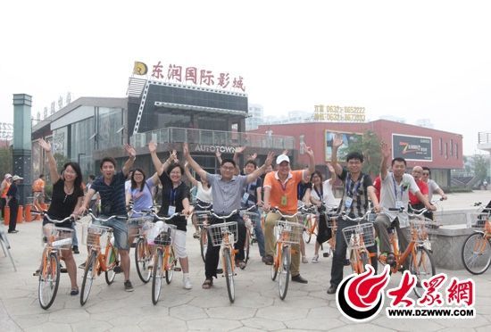 采訪團(tuán)記者做好準(zhǔn)備體驗(yàn)公共自行車。 記者 郭豪 攝。